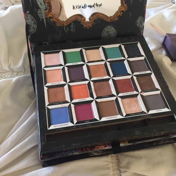 Urban Decay Other - Alice and wonderland beautiful eyeshadow palette